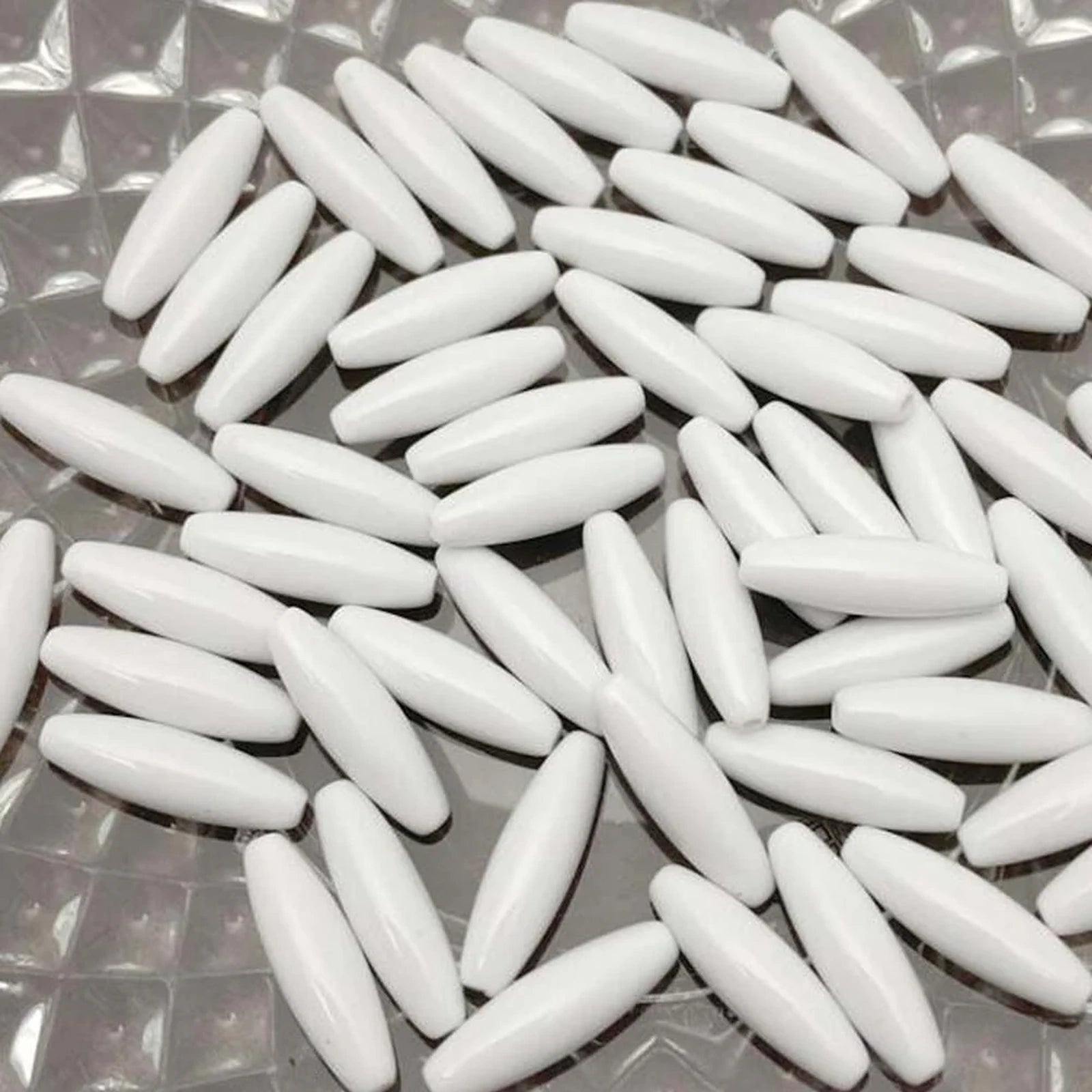 Doba 650Pcs White Ellipse Shape Loose Beads Acrylic Long Tube Loose Beads for DIY Handbag Jewelry Projects Bracelets